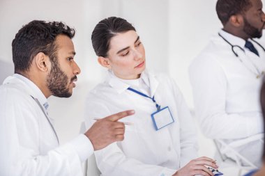 Özenli doktorlar Kliniği toplantıda konuşan