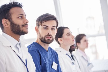 Sakin hekim klinik odası toplantısında bulma