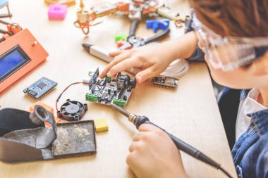 Genç teknisyen atölyede çalışan