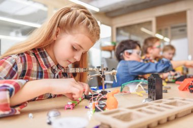 Neşeli takım küçük teknisyenleri