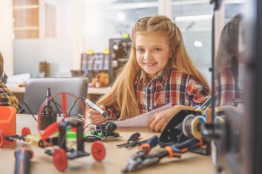 Mutlu gülümseyen çocuk ışık atölye