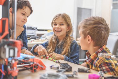 Genç teknisyen ışık atölye