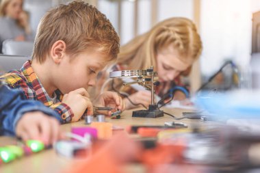 Işık Studio meşgul çocuk