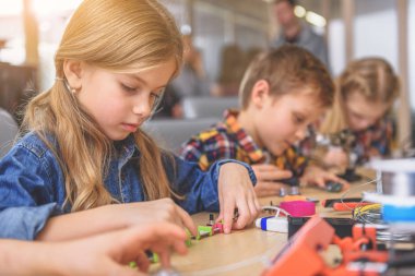 Şaşırtıcı çalışma işlemi Studio