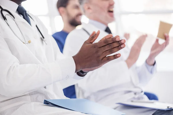 Médico aplaudindo na conferência no hospital — Fotografia de Stock