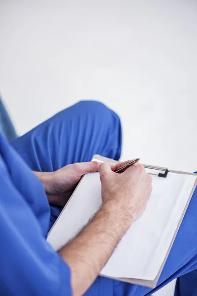 Медичний радник відзначає під час зустрічі в лікарні — стокове фото