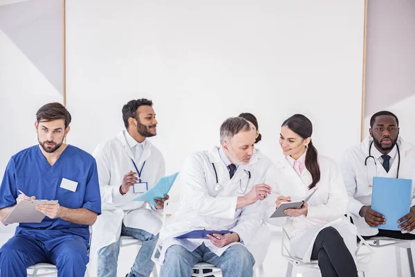Исходящие врачи проводят лекции в клинике — стоковое фото