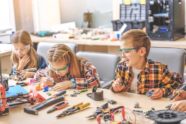 Jeunes chercheurs intéressés en atelier — Photo