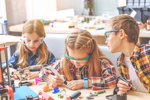 Atmosphère de travail chez les enfants intéressés — Photo