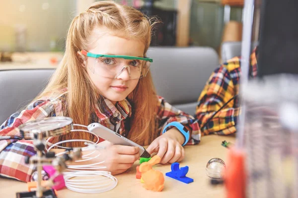 Zeker kleine uitvinder in werkplaats — Stockfoto