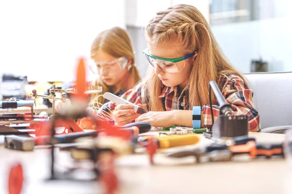 Des enfants sérieux créent de nouveaux — Photo