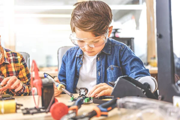 Niño concentrado en taller de luz — Foto de Stock