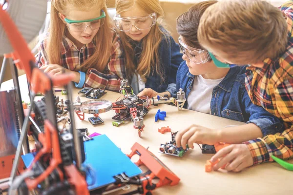 Fascinerte skolebarn i lysverksted – stockfoto