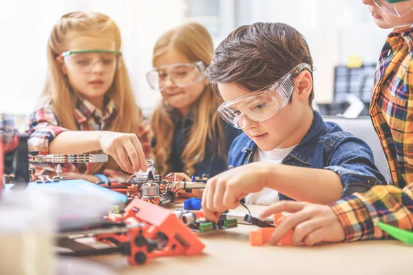 Effectief werk van geconcentreerde kinderen — Stockfoto