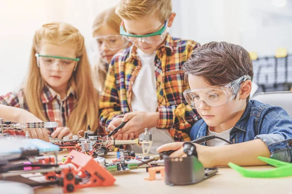 Une équipe concentrée de petits techniciens — Photo