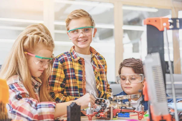 Feliz sonrisa de los niños en el taller — Foto de Stock