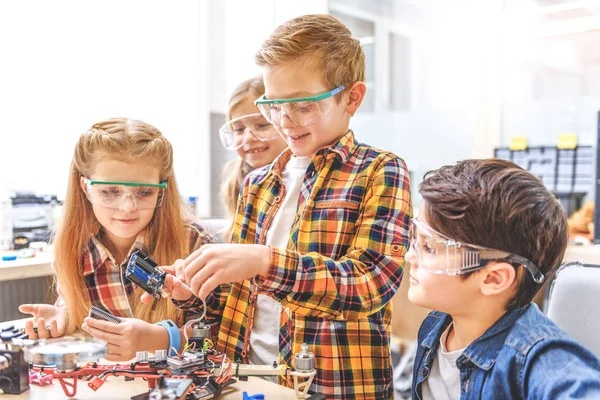 Curiosa jonge technici werken samen — Stockfoto