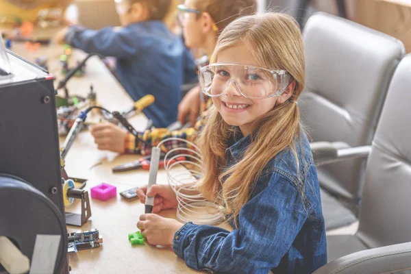 Felice bambino sorridente in laboratorio — Foto Stock