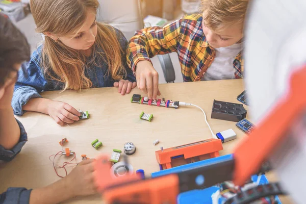 Niños concentrados en estudio de luz — Foto de Stock