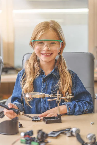 Feliz pequeña inventora sonriente — Foto de Stock