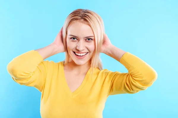 Flirty jonge vrouw die zich voordeed en lachen — Stockfoto