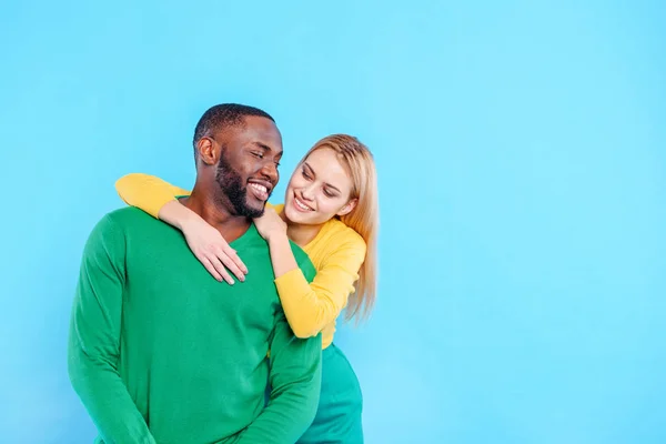 Щасливий чоловік і жінка обіймаються — стокове фото