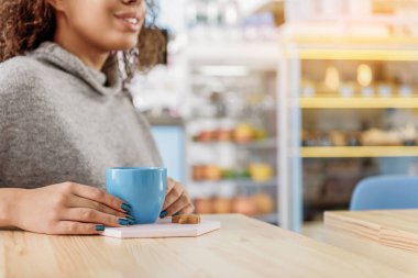 Kahvaltı neşeli güzel genç kadın