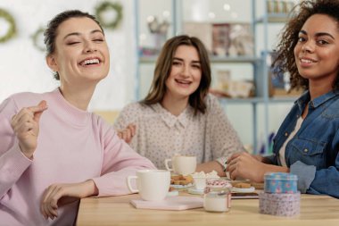 Kafede oturan komik genç kadın