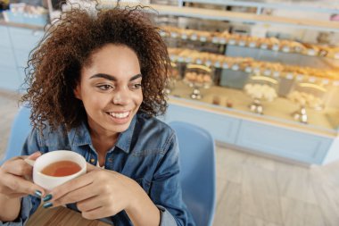 Parlak gülümseyen kız kafede dinlenme