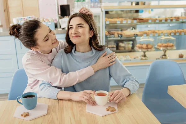 Fröhliche Frauen reden im Café — Stockfoto