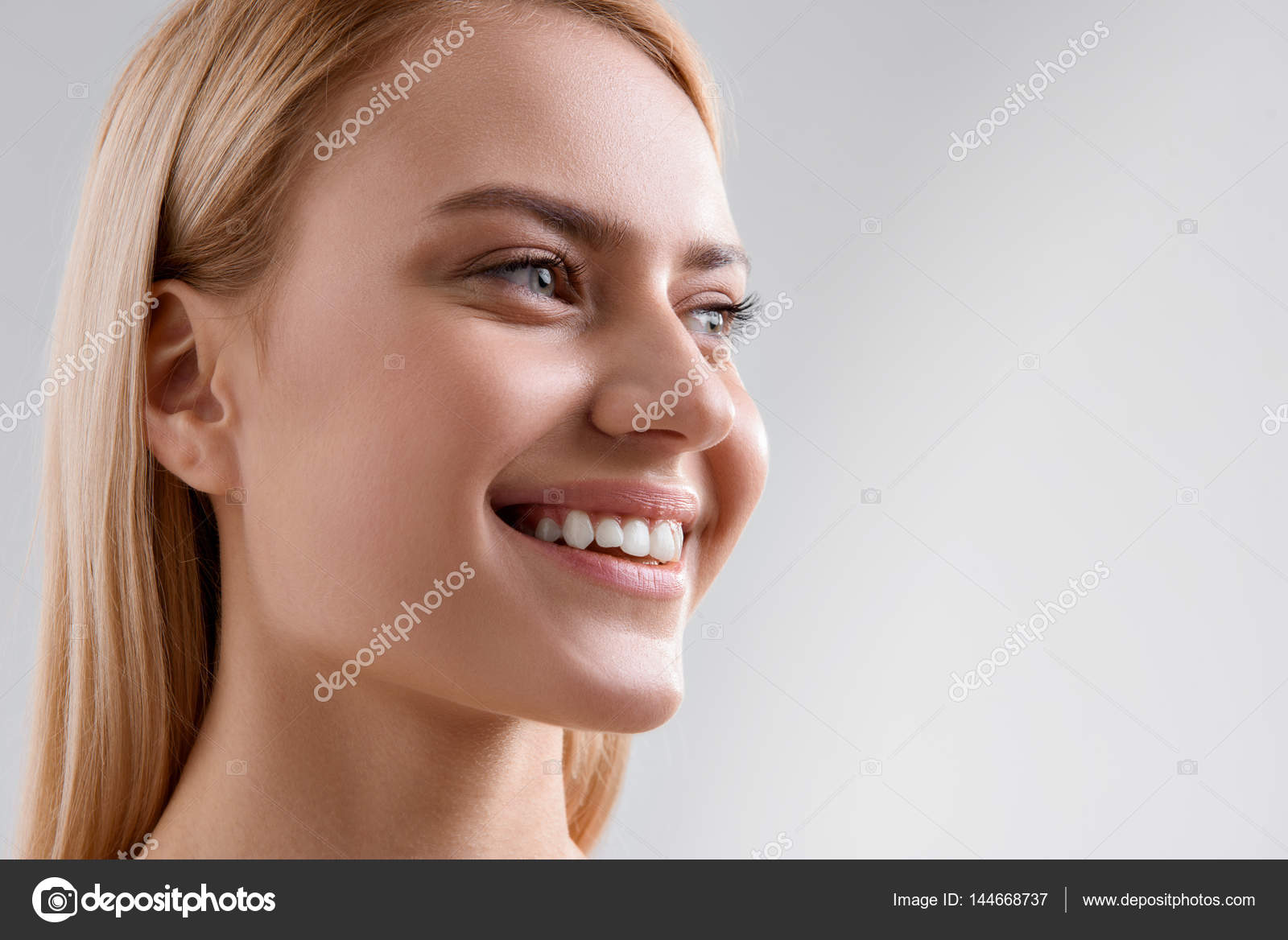 華麗な笑顔で陽気な若い女性 ストック写真 C Iakovenko123 華麗な笑顔で陽気な若い女性 ストック写真 C Iakovenko123