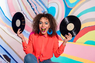 Parlak göz lolipop tatma ile eğlenerek erkek