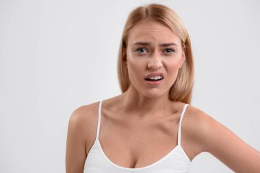 Hayal kırıklığı ile poz memnun genç kadın