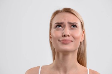 Sarışın kadın onun üzüntü ifade