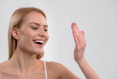 Genç kadın Cilt Bakımı tedavisi ile memnun olduğunu