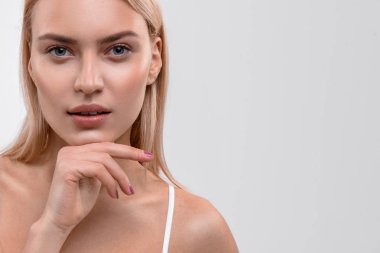 Poz ve flört kendine güvenen kadın