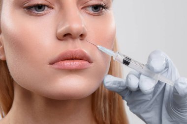 Gençleştirme cilt tedavisi olan sakin genç bayan