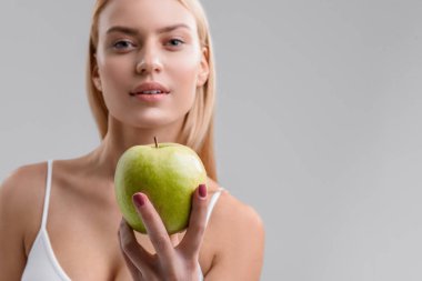 Şehvetli kadın zevk ile vitaminler yemek