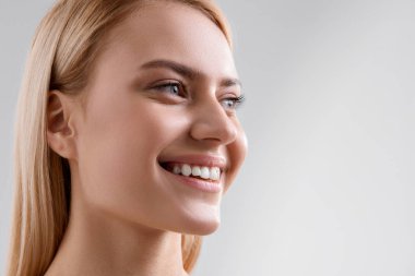 Parlak bir gülümseme ile neşeli genç kadın