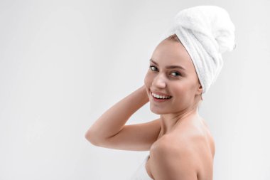 Genç kadın duştan sonra rahatlatıcı kaygısız