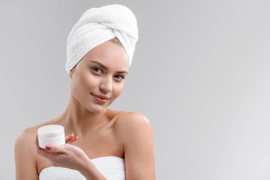 Sevimli kadın onun cilt bakım