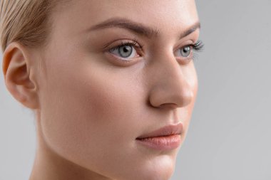 Mükemmel yüz cilt sakin kızla