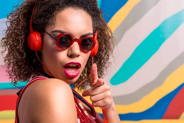 発信女性聴覚音楽徹底的なヘッドセット — ストック写真