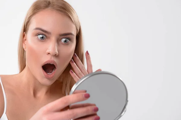 Shocked chica observando grano en su cara — Foto de Stock