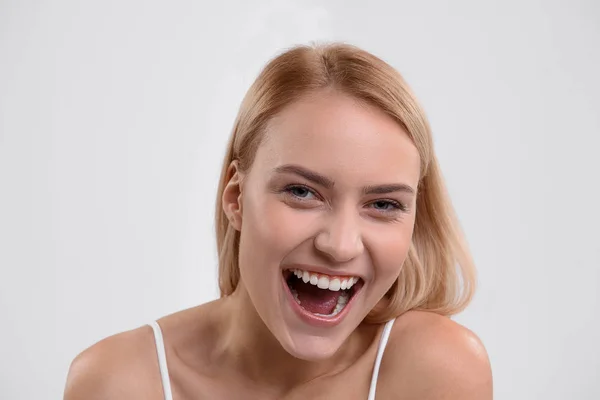 Feliz joven mujer sonriendo con alegría — Foto de Stock