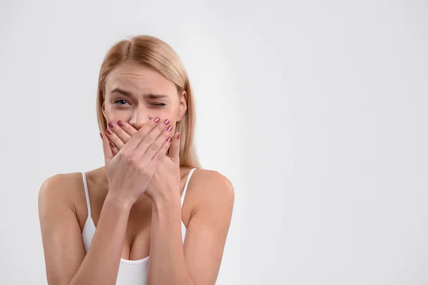 Ragazza bionda si vergogna del suo aspetto — Foto Stock