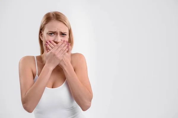 Νευρικό νεαρή γυναίκα κλείνει το στόμα με ντροπή — Φωτογραφία Αρχείου