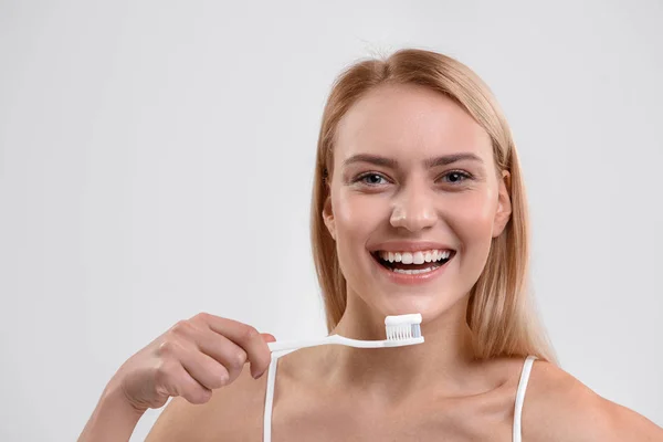 Vrolijke meisje is tevreden met haar gezonde witte glimlach — Stockfoto