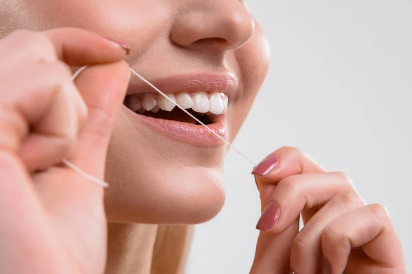 Menina bonito usando fio dental — Fotografia de Stock