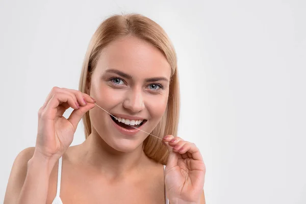 Ładna kobieta flossing jej jamy ustnej — Zdjęcie stockowe